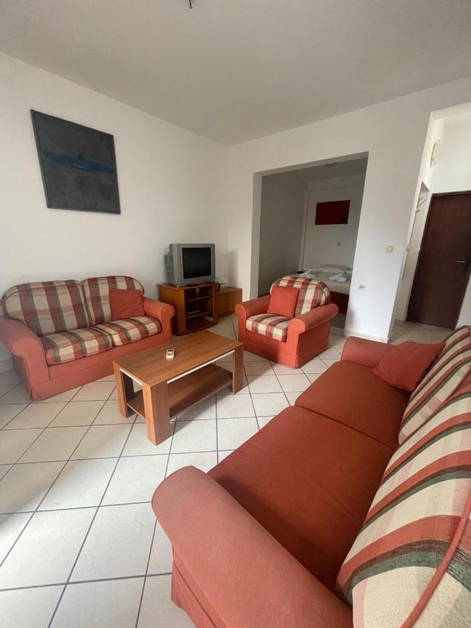 Apartments Mandarina Garden Petrovac Екстериор снимка