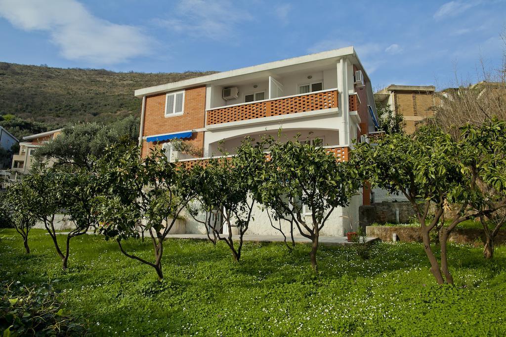 Apartments Mandarina Garden Petrovac Екстериор снимка