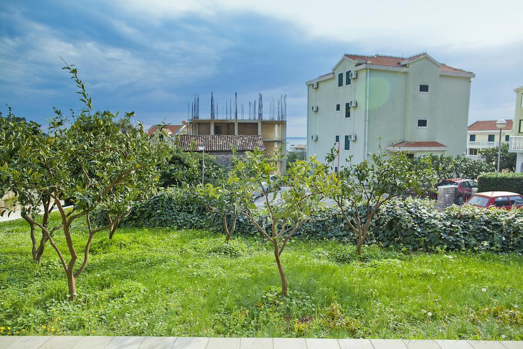 Apartments Mandarina Garden Petrovac Екстериор снимка